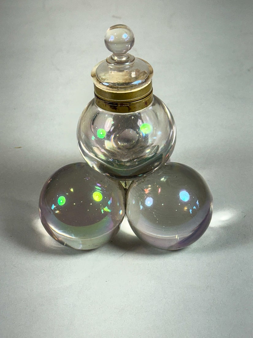 ANTIQUE GLASS AND BRASS INKWELL, POSSIBLY STEUBEN. 5.5" X 3.5": ANTIQUE GLASS AND BRASS INKWELL, POSSIBLY STEUBEN. 5.5" X 3.5"