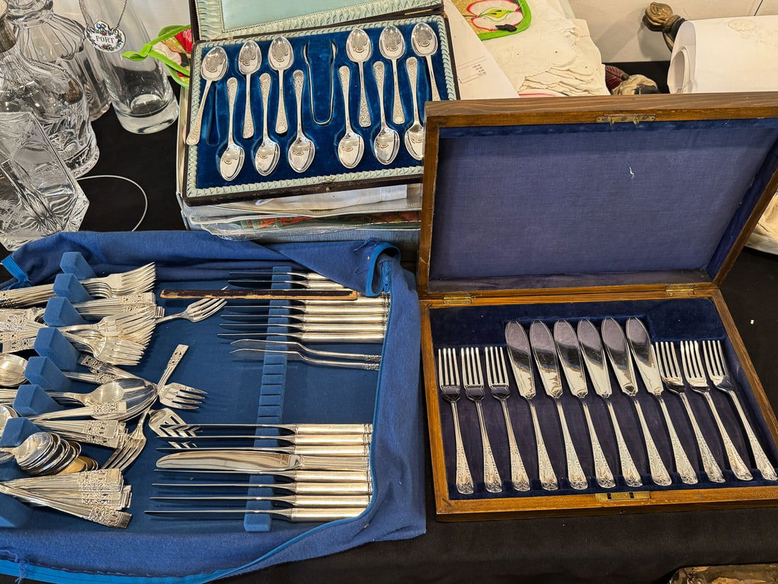 TWO BOXED SET SILVERPLATED FLATWARE AND A LARGE SERVICE SILVERPLATED FLATWARE (1 of 11)