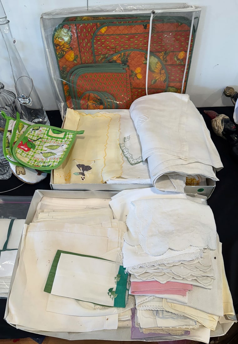 A LARGE LOT OF VINTAGE LINENS (1 of 9)