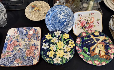 LOT OF PORCELAIN CHARGERS IN MALING MAJOLICA PLATES