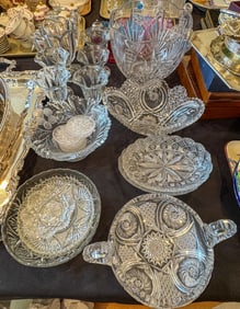 LOT OF MOSTLY CUT CRYSTAL