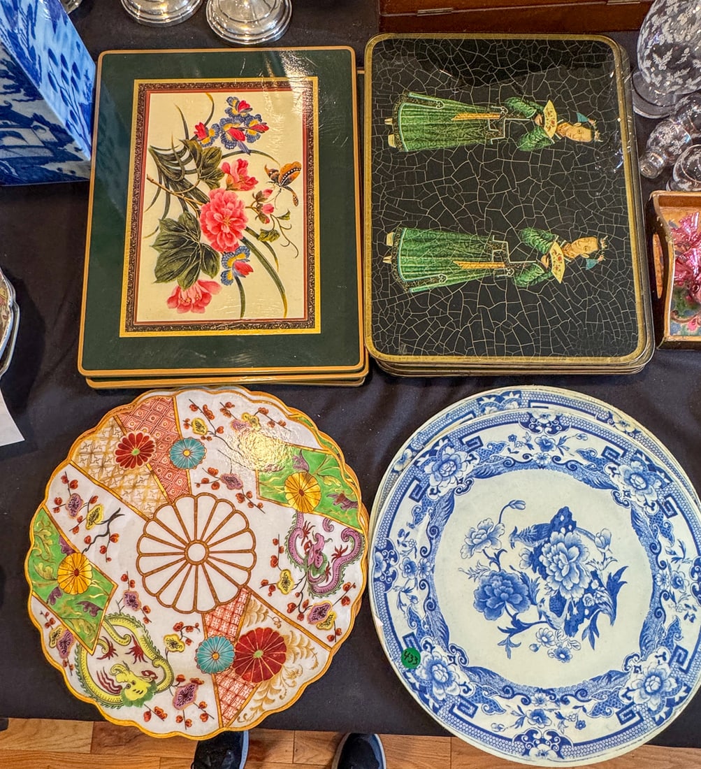 LOT OF DECORATIVE PLACEMATS: LOT OF DECORATIVE PLACEMATS, 12" X 17" AND SMALLER