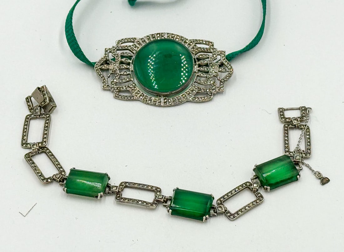 ART DECO STERLING SILVER RHINESTONE AND GREEN CHECK GLASS CHOKER AND BRACELET: ART DECO STERLING SILVER RHINESTONE AND GREEN CHECK GLASS CHOKER AND BRACELET