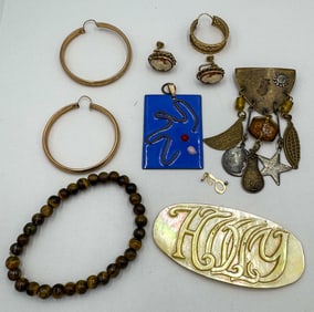 GROUP OF BETTER VINTAGE JEWELRY INCLUDING CATS EYE BRACELET, MOP PIN, CAMEO EARRINGS, ETC.