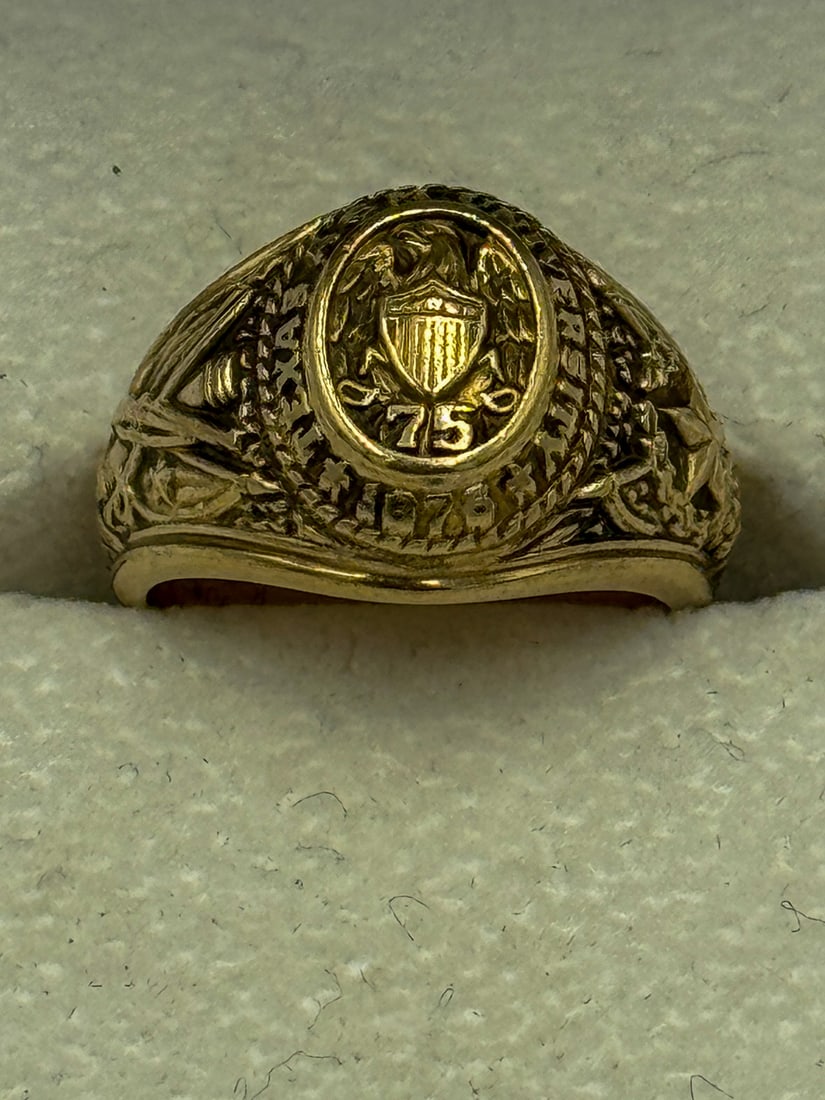 10K GOLD SIGNET RING, 9.4 GRAMS (1 of 3)