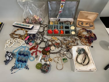 A LARGE LOT OF VINTAGE AND COSTUME JEWELRY
