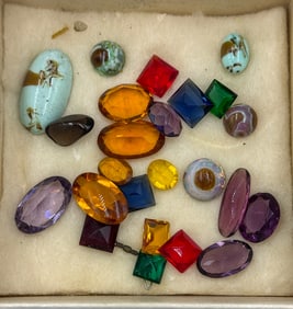 A LOT OF LOOSE GEMSTONES