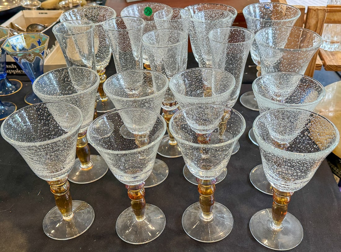 LARGE LOT OF POTTERY BARN PBY6 AMBER GOBLETS, INCLUDES 5 WATERS, 8 WINES, AND 6 CHAMPAGNES. 8.25",: LARGE LOT OF POTTERY BARN PBY6 AMBER GOBLETS, INCLUDES 5 WATERS, 8 WINES, AND 6 CHAMPAGNES. 8.25", 7.5", AND 9"