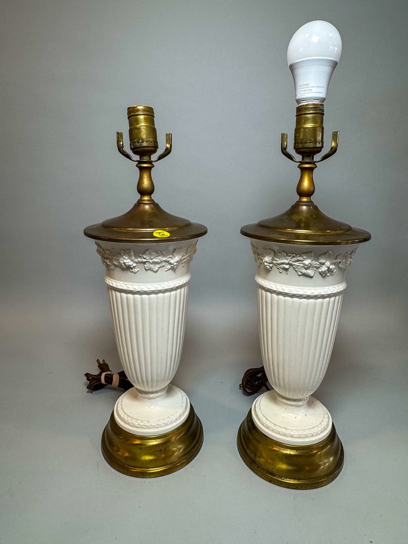 A PAIR OF WEDGEWOOD QUEENSWARE LAMPS, 28" OVERALL: A PAIR OF WEDGEWOOD QUEENSWARE LAMPS, 28" OVERALL