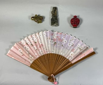 A CINNABAR SNUFF BOTTLE AND 2 HARDSTONE CARVINGS, 4" AND SMALLER