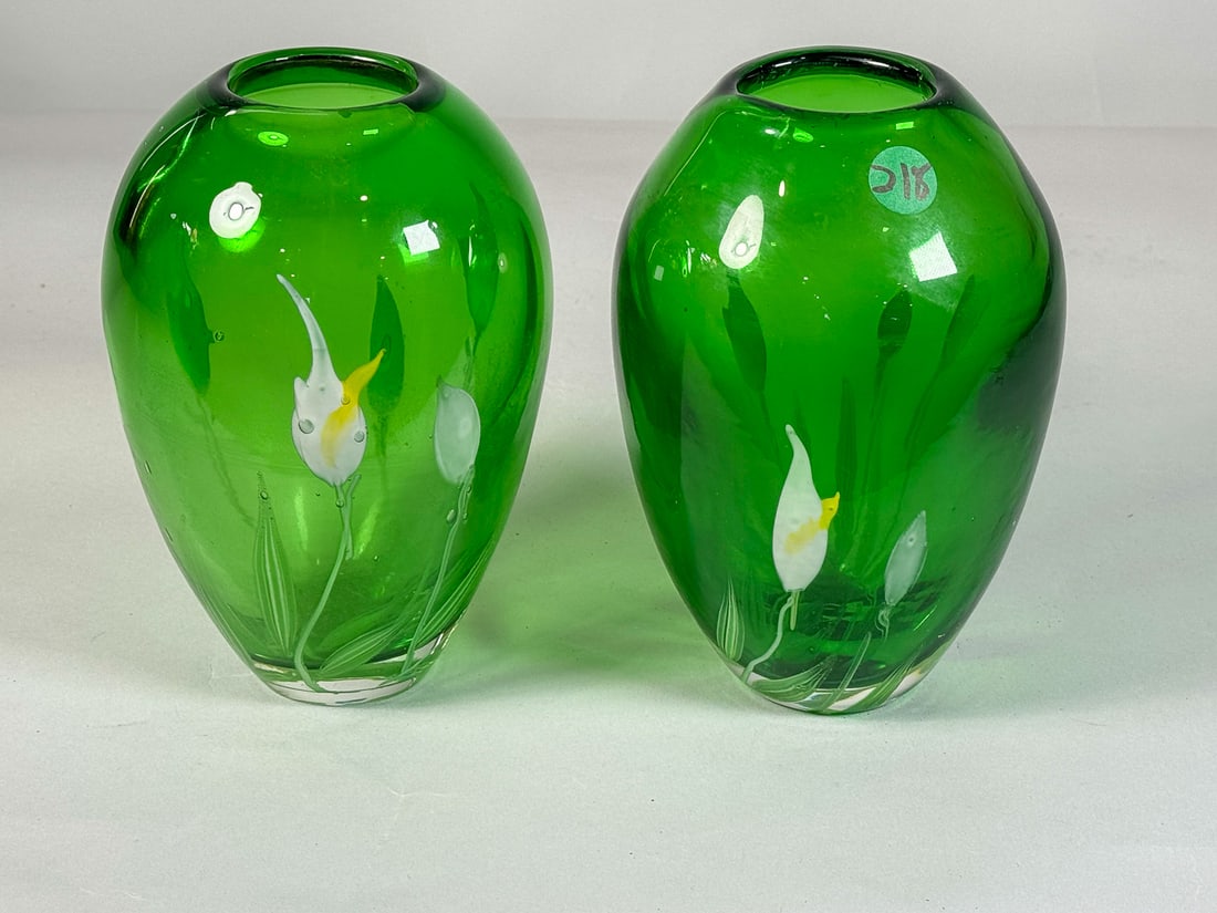 A PAIR OF GREEN PAPERWEIGHT VASES W/ FLOWERS, 7.5" X 5": A PAIR OF GREEN PAPERWEIGHT VASES W/ FLOWERS, 7.5" X 5"