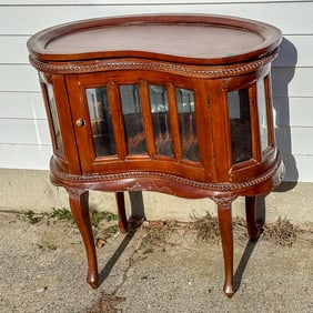 A FRENCH PROVINCIAL STYLE LIQOUR CABINET W/ REMOVABLE SERVICE TRAY, 28" X 18" X 31"