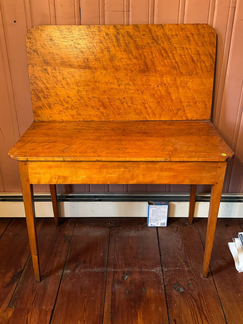 BIRDSEYE MAPLE CARD TABLE: BIRDSEYE MAPLE CARD TABLE