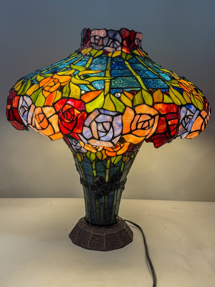 TIFFANY STYLE STAINED GLASS TABLE LAMP, 22" X 24": TIFFANY STYLE STAINED GLASS TABLE LAMP, 22" X 24"