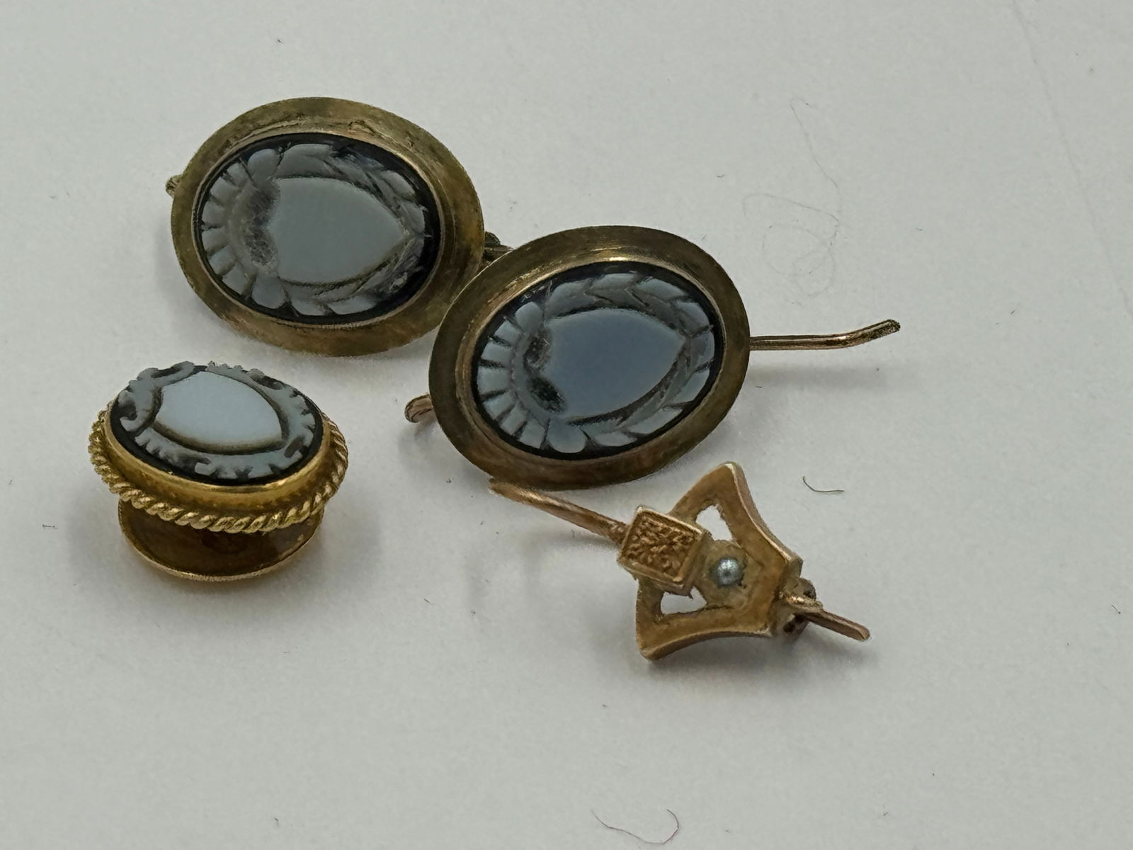10K GOLD EARRINGS AND OTHER 10K JEWELRY. 4.65 GRAMS (1 of 2)