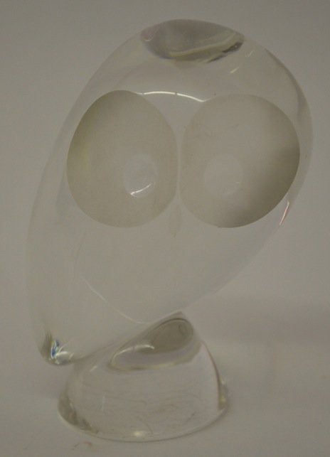 STEUBEN GLASS ART OWL: STEUBEN GLASS ART OWL. 6" HIGH. GREAT CONDITION- NO SCRATCHES OR CHIPS. SIGNED "STEUBEN" ON BOTTOM.