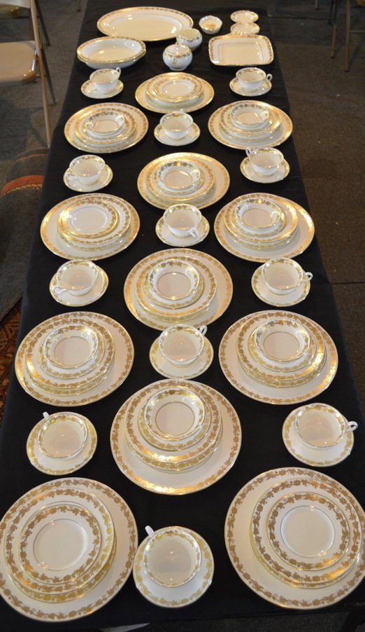 WEDGWOOD CHINA SET: WEDGWOOD CHINA SET, WHITEHALL PATTERN. DINNER PLATES: 10 ¾" DIAMETER