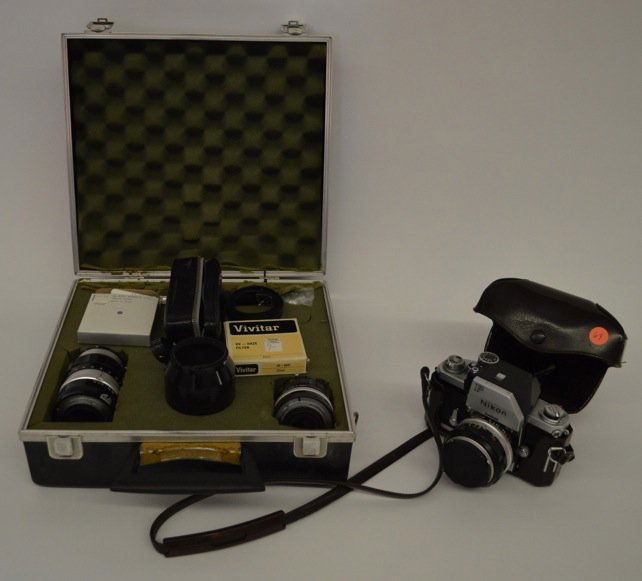 NIKON F CAMERA: NIKON F CAMERA WITH BROWN LEATHER CASE. SERIAL NO. 6957222