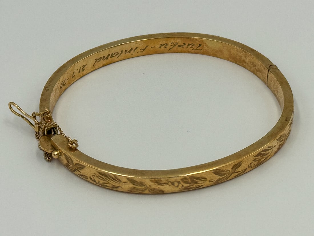 14K GOLD HINGED BANGLE BRACELET, 10 GRAMS: 14K GOLD HINGED BANGLE BRACELET, 10 GRAMS