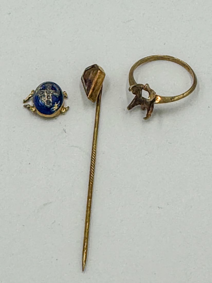 A 14K GOLD PIN, A 10K GOLD RING SETTING, AND A 14K ENAMELED GOLD PIECE. 3.73 GRAMS (1 of 6)