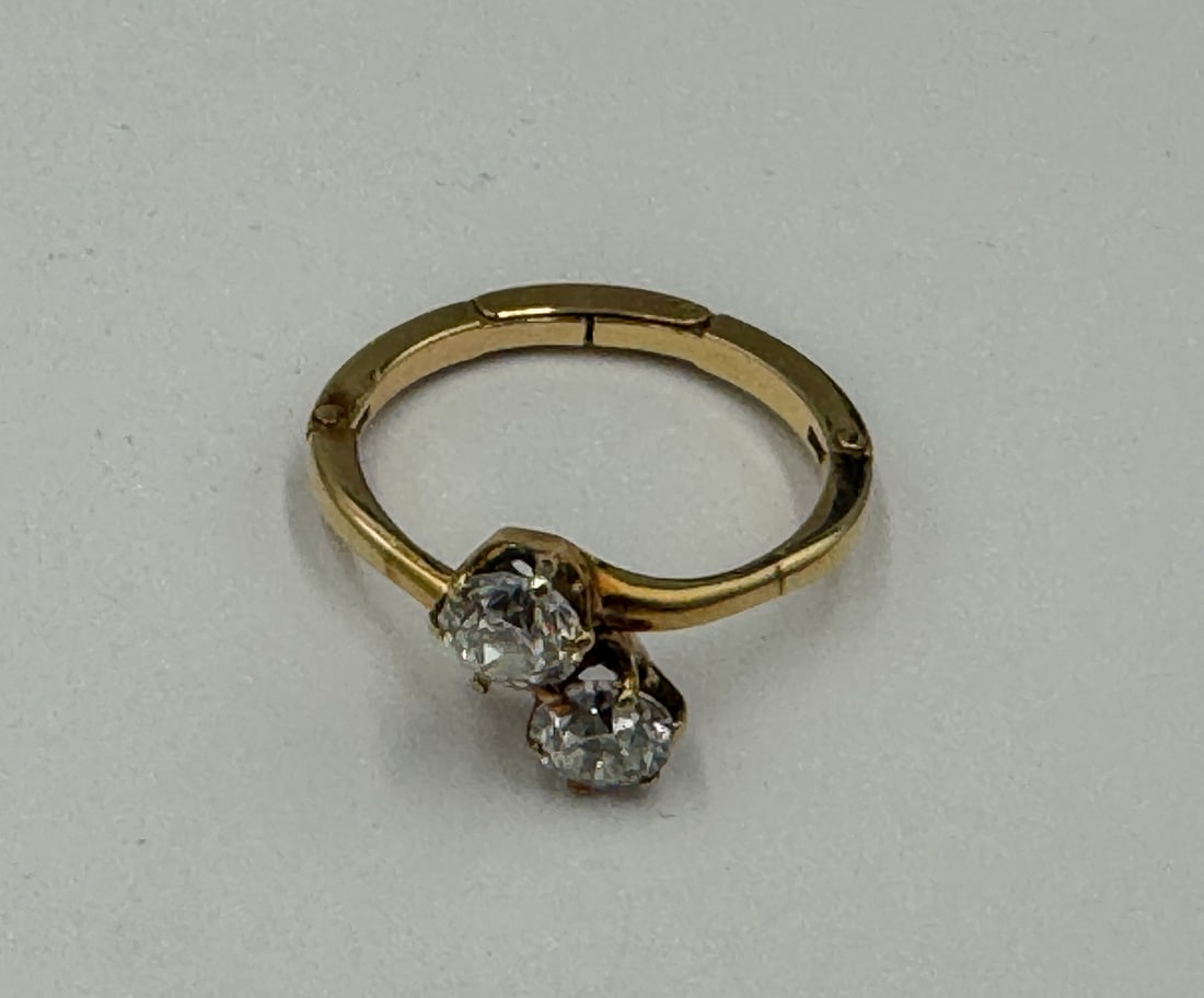 A 14K GOLD AND DIAMOND RING W/ PATENTED SIZE ADJUSTER, 3.35 GRAMS (1 of 3)