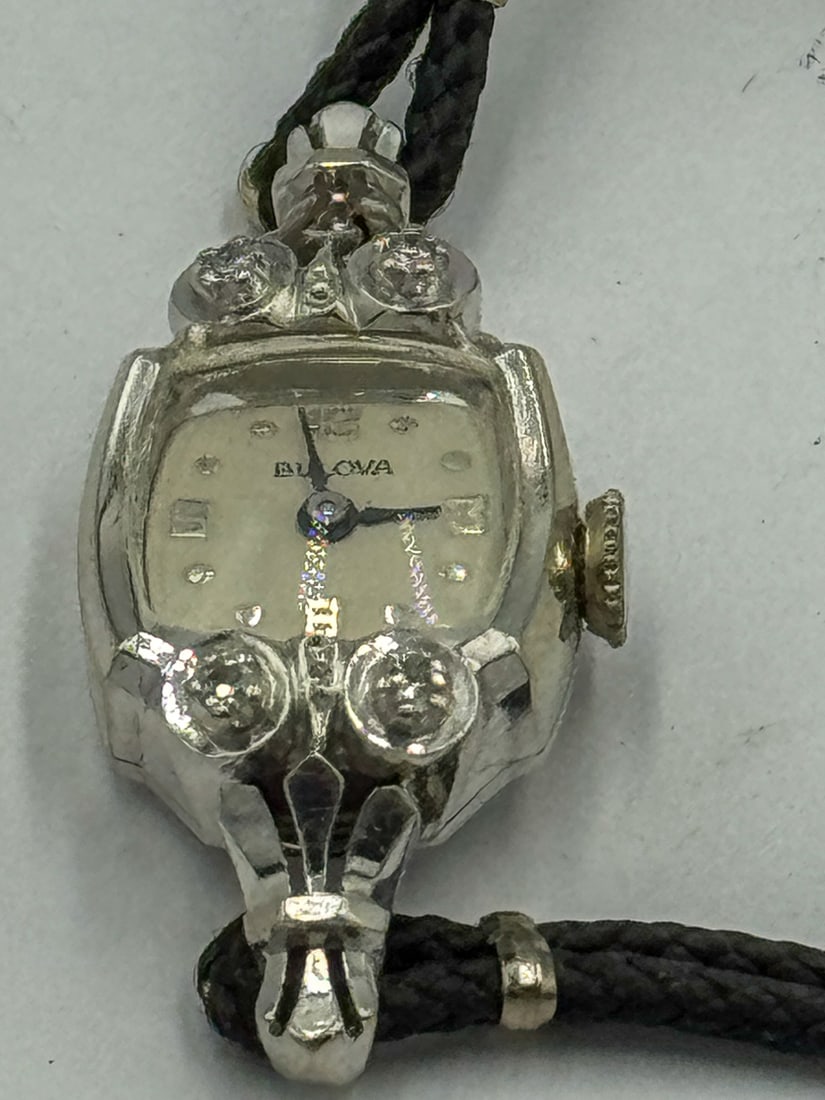 A VINTAGE 14K GOLD AND DIAMOND LADIES BULOVA WATCH, 6.4 GRAMS EXCLUDING BAND: A VINTAGE 14K GOLD AND DIAMOND LADIES BULOVA WATCH, 6.4 GRAMS EXCLUDING BAND