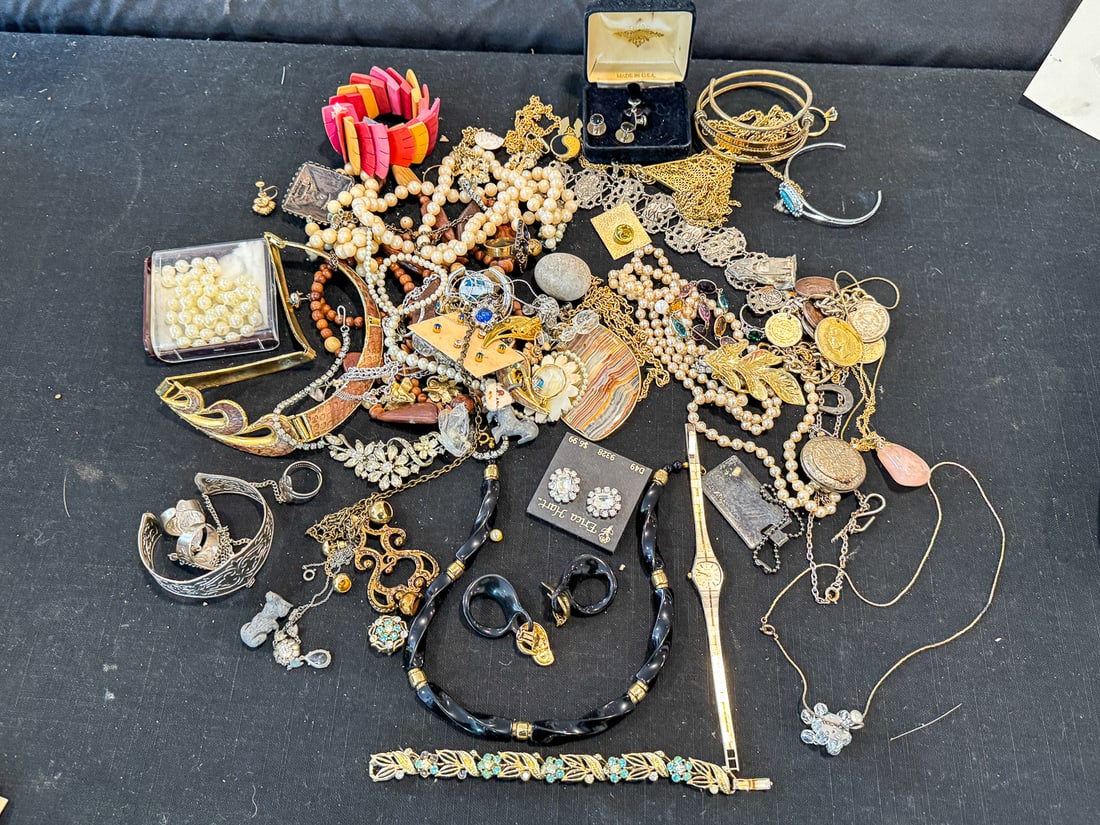 COSTUME JEWELRY LOT (1 of 2)
