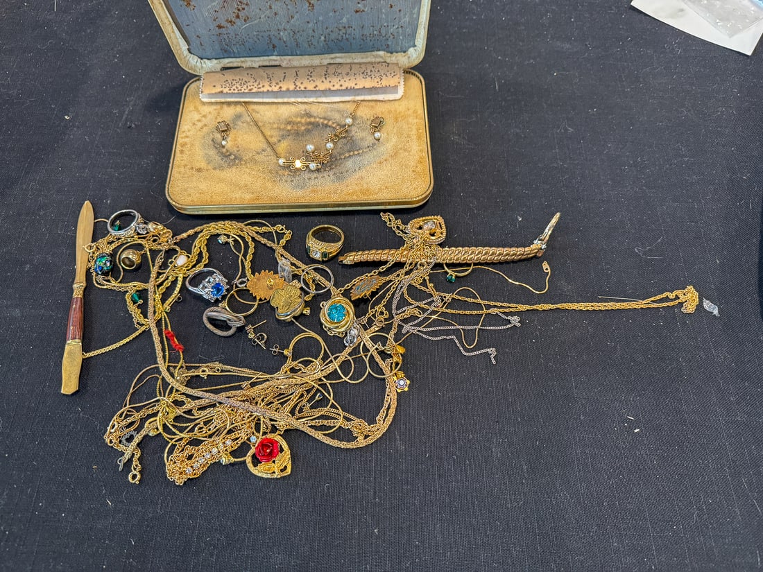 GOLD FILLED AND PLATED JEWELRY LOT (1 of 4)