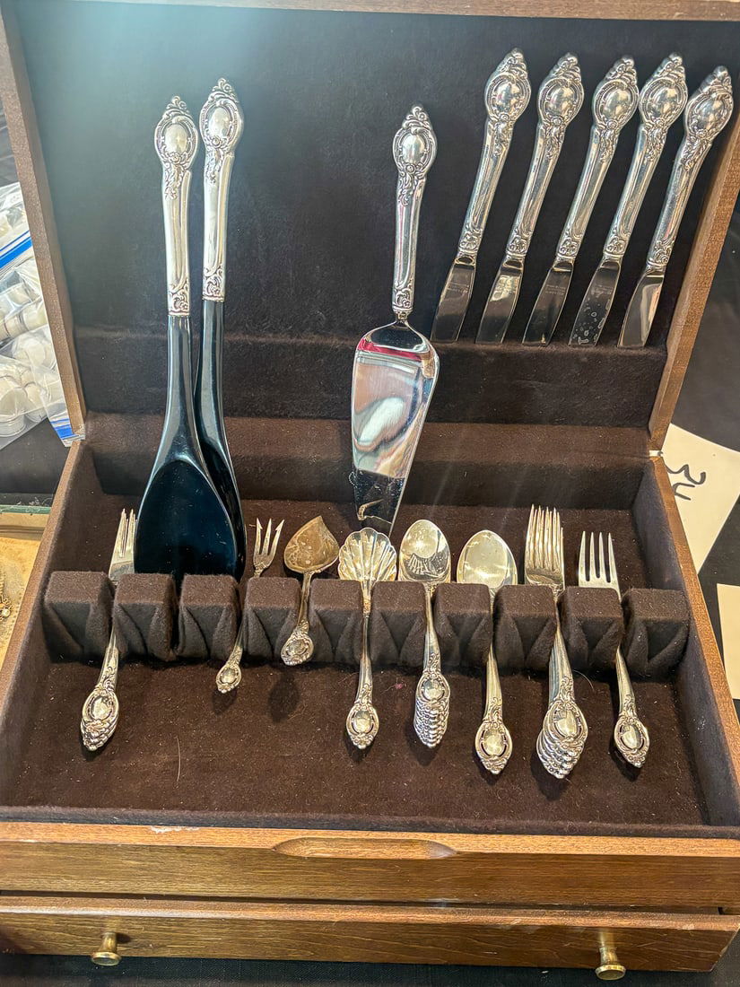 29 PIECES REED AND BARTON STERLING SILVER FLATWARE, 8 PIECES STERLING HANDLED. 27.47 OZT (1 of 3)
