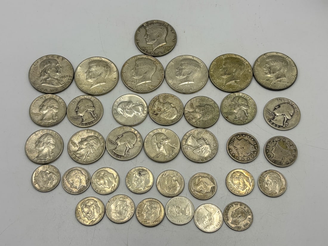 LOT OF SILVER COINS, INC. 2 VICTORY NICKELS AND 3 40% KENNEDY HALVES, 158 GRAMS: LOT OF SILVER COINS, INC. 2 VICTORY NICKELS AND 3 40% KENNEDY HALVES, 158 GRAMS