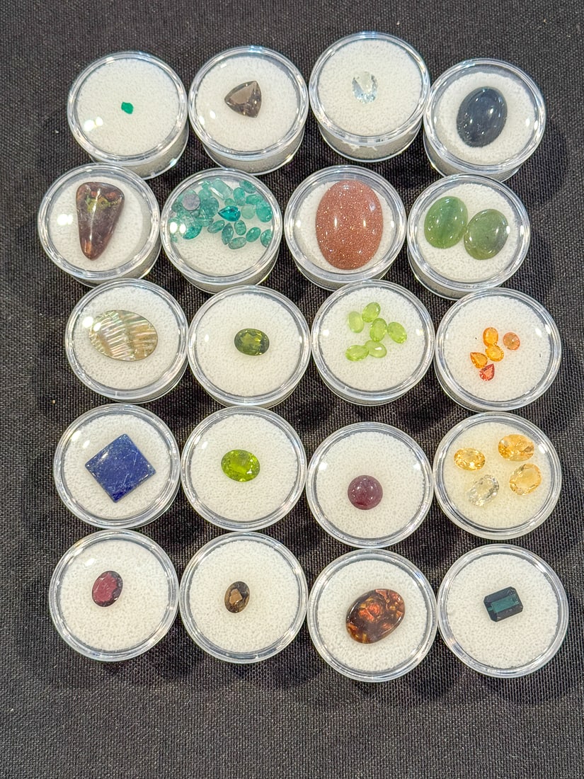 20+ GEMSTONES IN DISPLAY CONTAINERS: 20+ GEMSTONES IN DISPLAY CONTAINERS