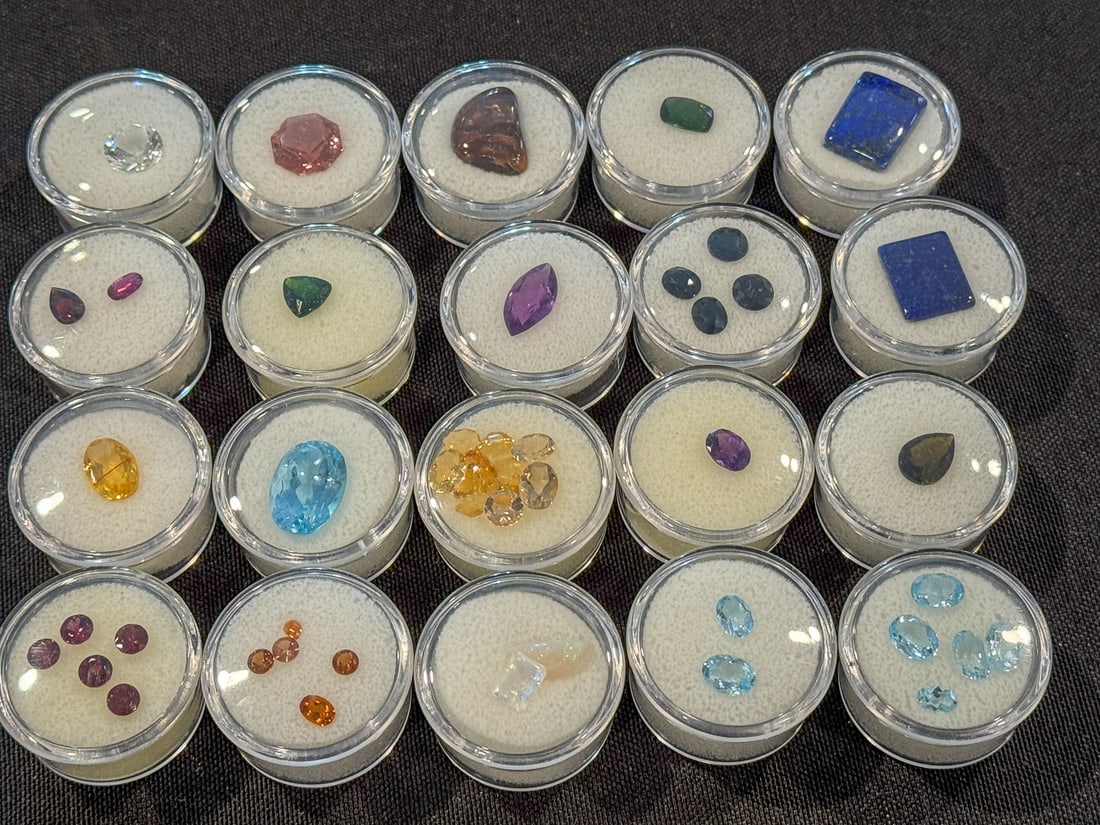 20+ GEMSTONES IN DISPLAY CONTAINERS: 20+ GEMSTONES IN DISPLAY CONTAINERS