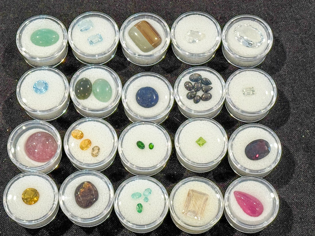 20+ GEMSTONES IN DISPLAY CONTAINERS: 20+ GEMSTONES IN DISPLAY CONTAINERS
