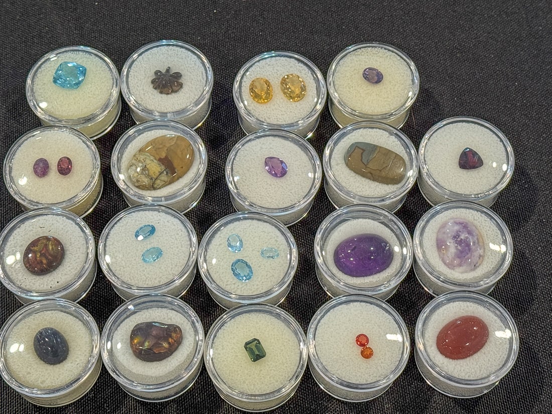 20+ GEMSTONES IN DISPLAY CONTAINERS: 20+ GEMSTONES IN DISPLAY CONTAINERS