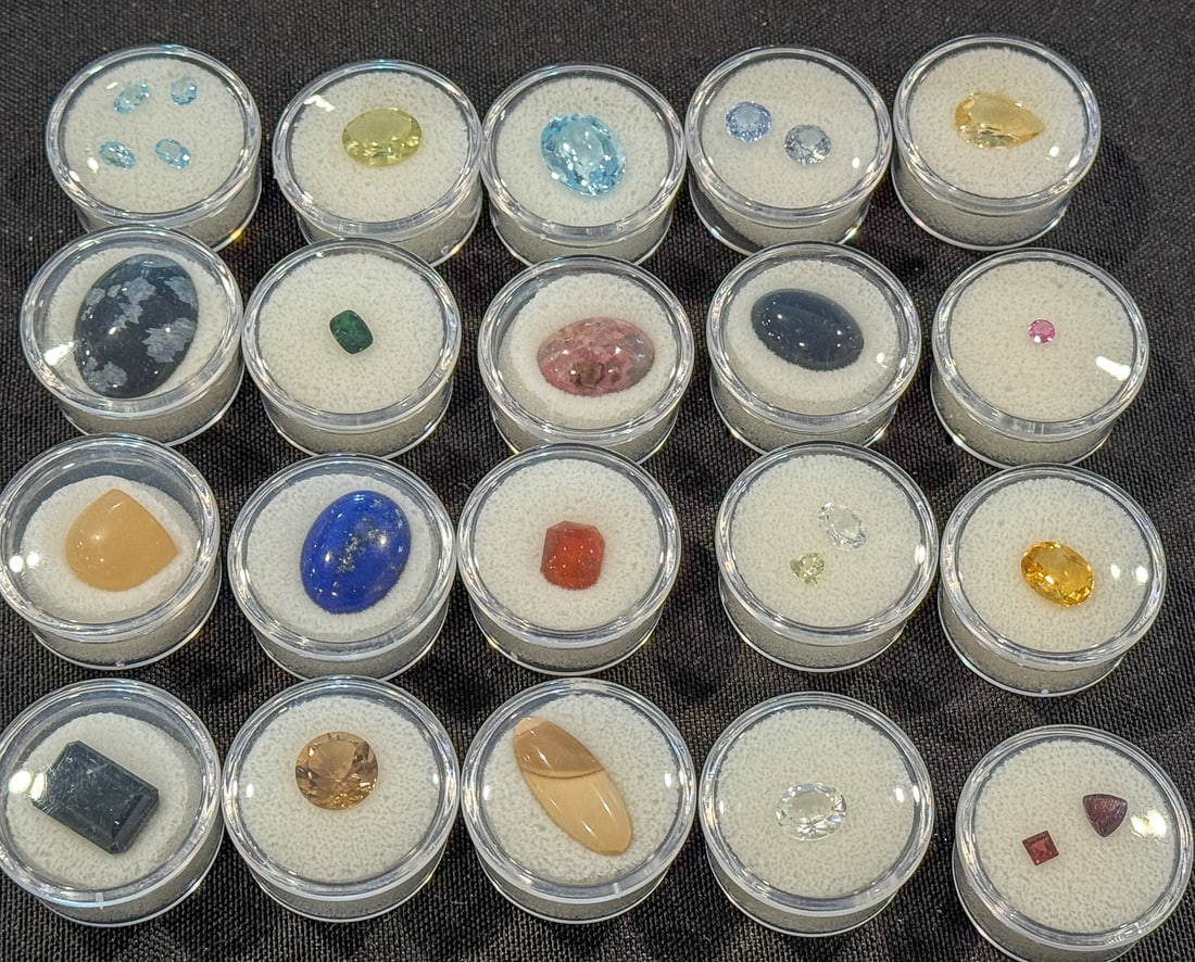 20+ GEMSTONES IN DISPLAY CONTAINERS (1 of 5)
