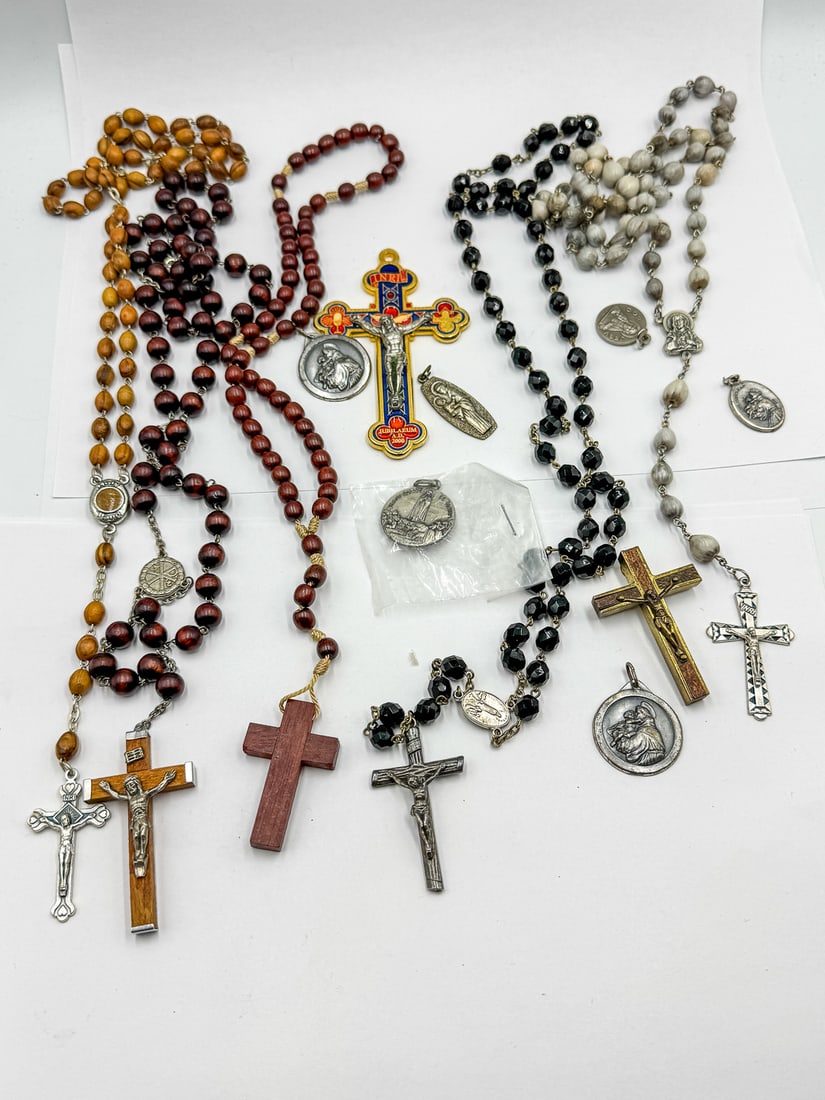 LOT OF VINTAGE ROSARIES (1 of 4)