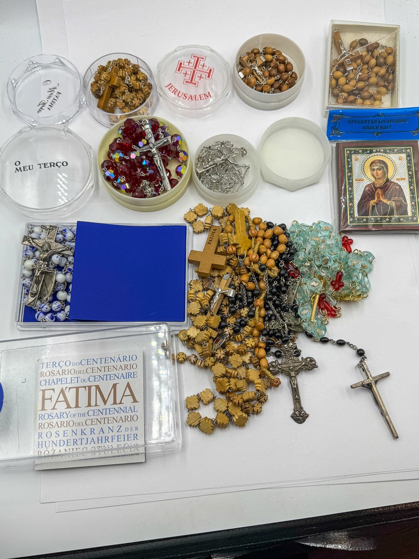 LOT OF VINTAGE ROSARIES: LOT OF VINTAGE ROSARIES