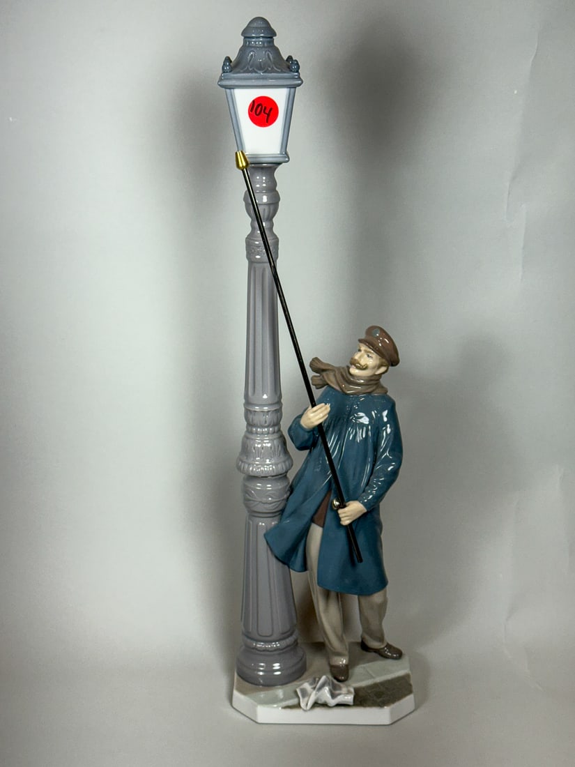 LLADRO LAMPLIGHTER, 18" - 2