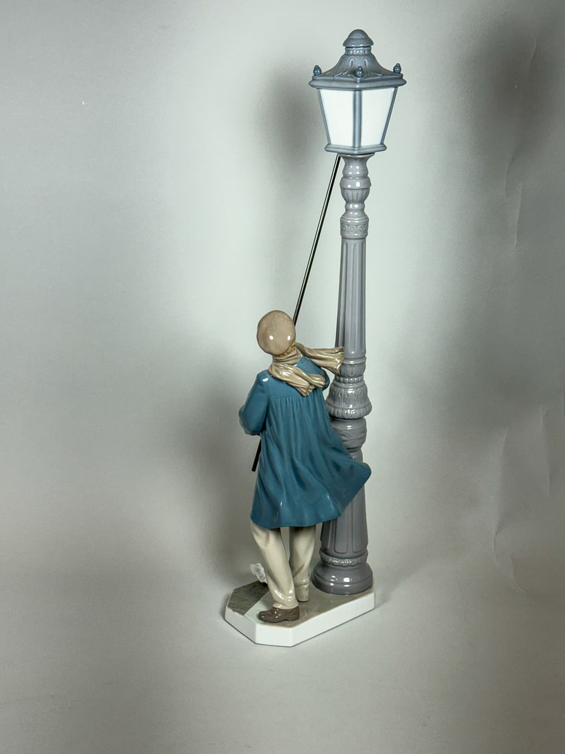 LLADRO LAMPLIGHTER, 18" - 3
