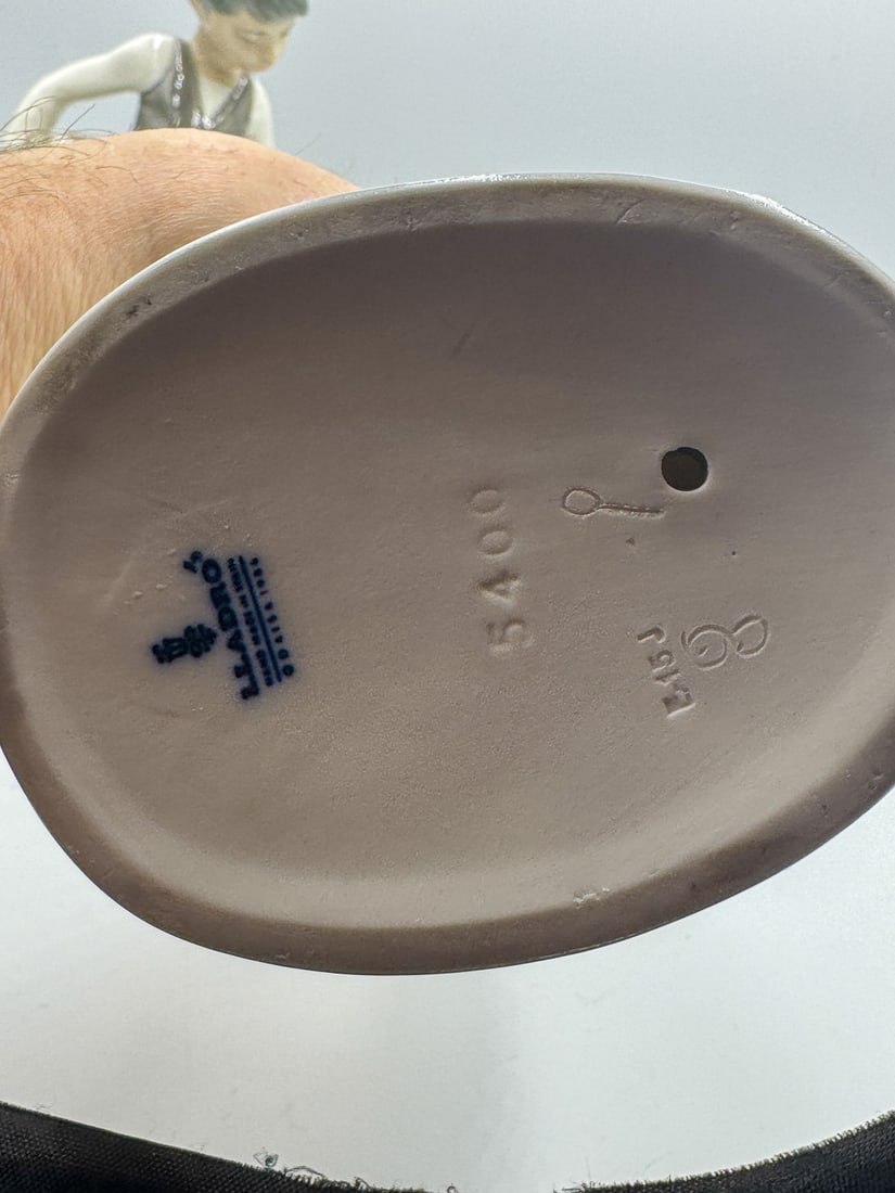 2 LLADRO FIGURINES "AGGRESSIVE GOOSE" #1288 AND "THE WANDERER" #5400, 9" EACH - 4