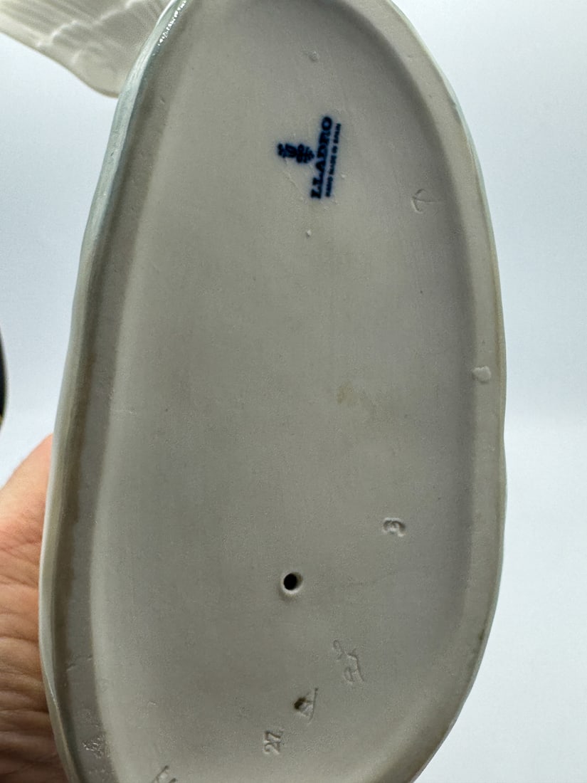 2 LLADRO FIGURINES "AGGRESSIVE GOOSE" #1288 AND "THE WANDERER" #5400, 9" EACH - 5