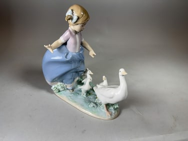 LLADRO GIRL WITH SWANS, 7.5" X 7" X 4"