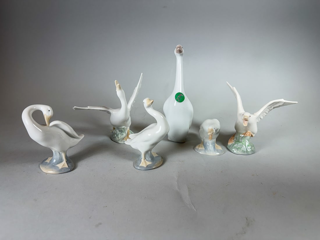 6 LLADRO SWANS, 8" AND SMALLER: 6 LLADRO SWANS, 8" AND SMALLER