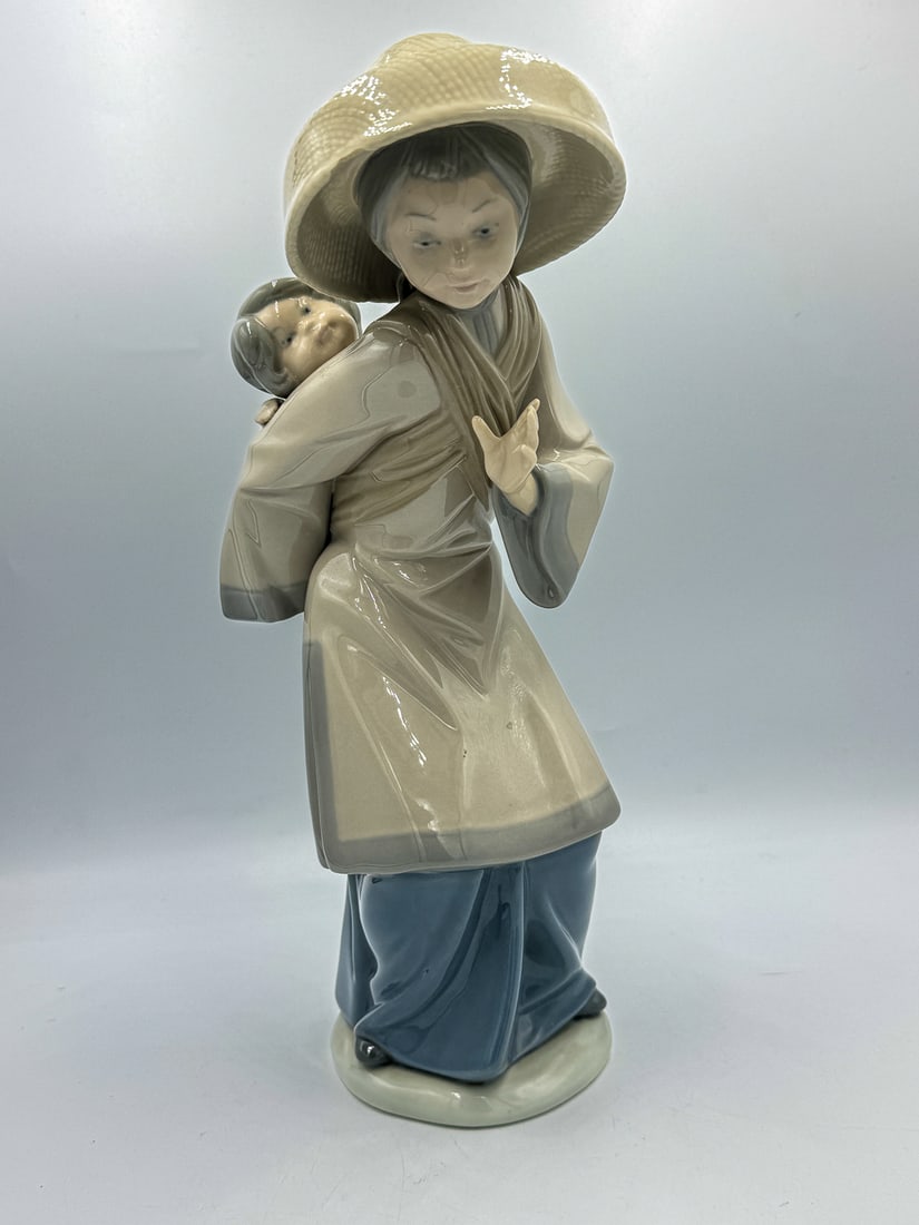 LLADRO JAPANESE WOMAN, 11": LLADRO JAPANESE WOMAN, 11"