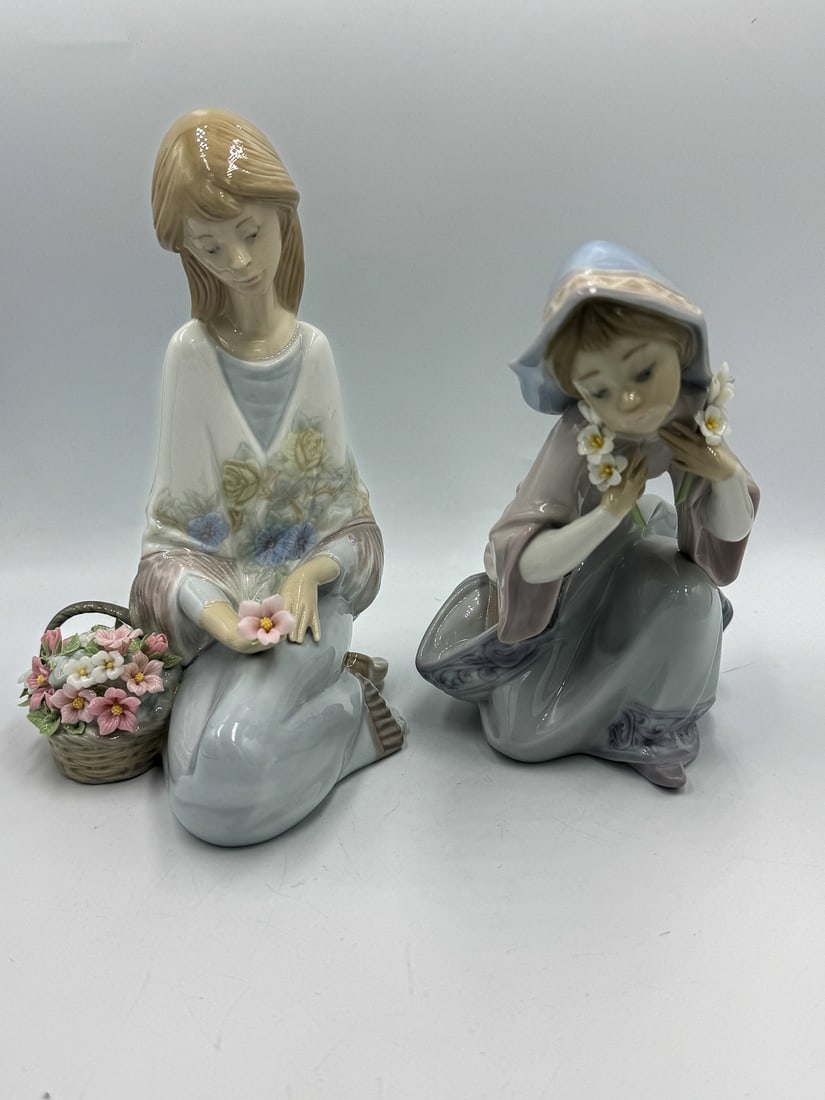2 LLADRO GIRLS W/ FLOWERS, 7.5" AND 6.5": 2 LLADRO GIRLS W/ FLOWERS, 7.5" AND 6.5"