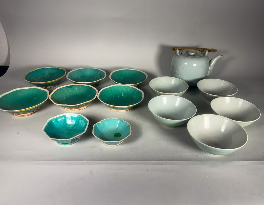 CHINESE FAMILLE ROSE AND CELADON LOT, 9" X 8" AND SMALLER: CHINESE FAMILLE ROSE AND CELADON LOT, 9" X 8" AND SMALLER