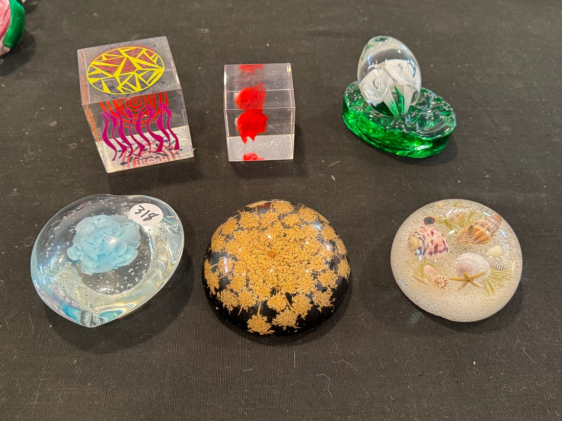 6 GLASS AND LUCITE PAPERWEIGHTS, 4" AND SMALLER (1 of 9)
