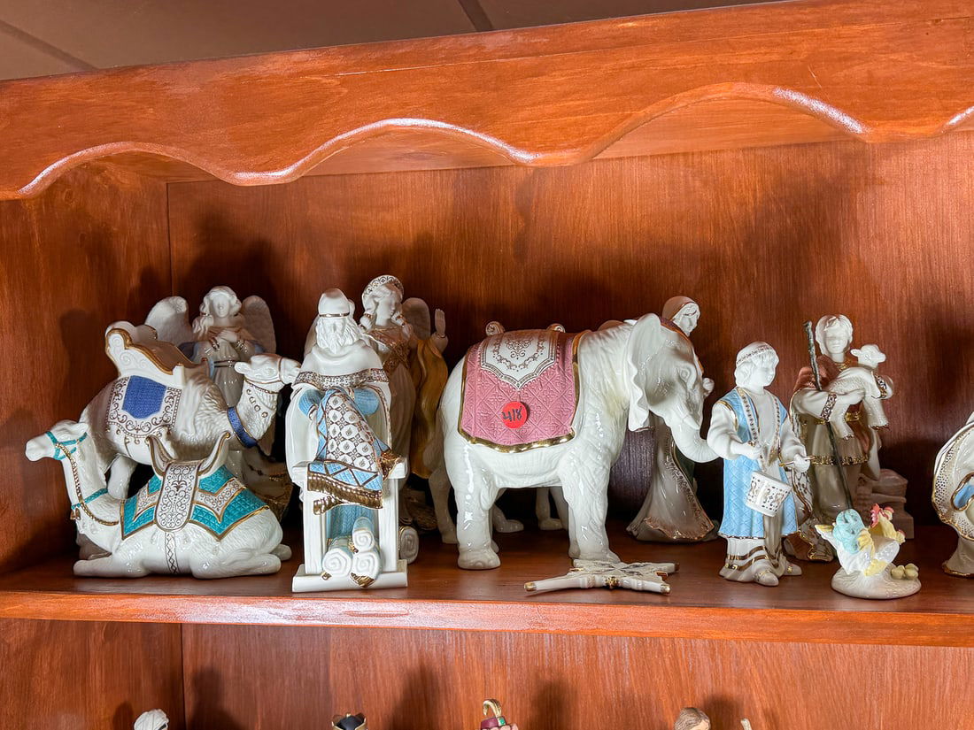 23 PIECE LENOX NATIVITY SET: 23 PIECE LENOX NATIVITY SET