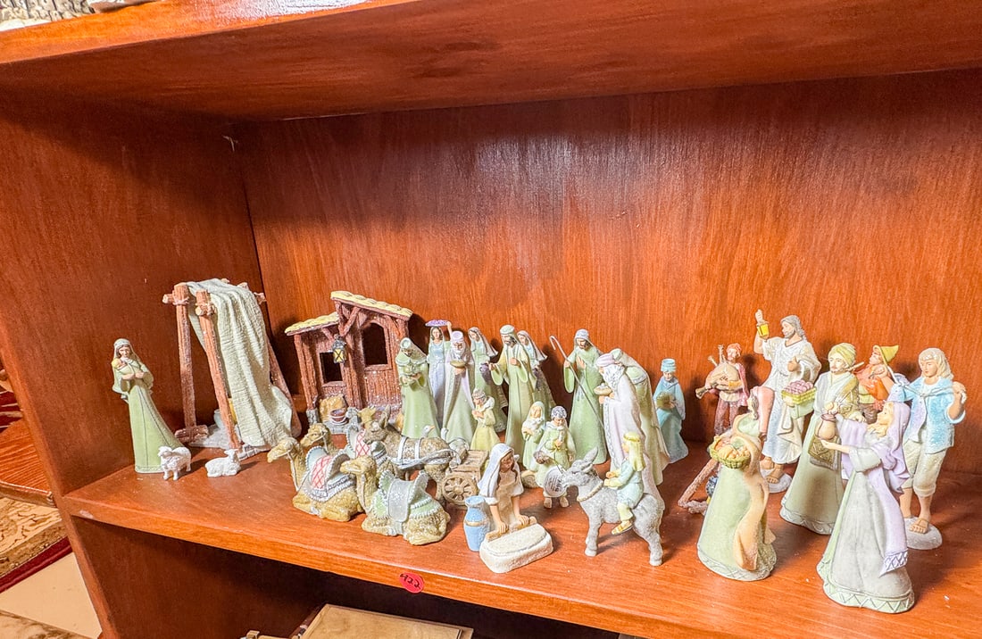 HAWTHORNE VILLAGE FIGURINES, 33 TOTAL: HAWTHORNE VILLAGE FIGURINES, 33 TOTAL