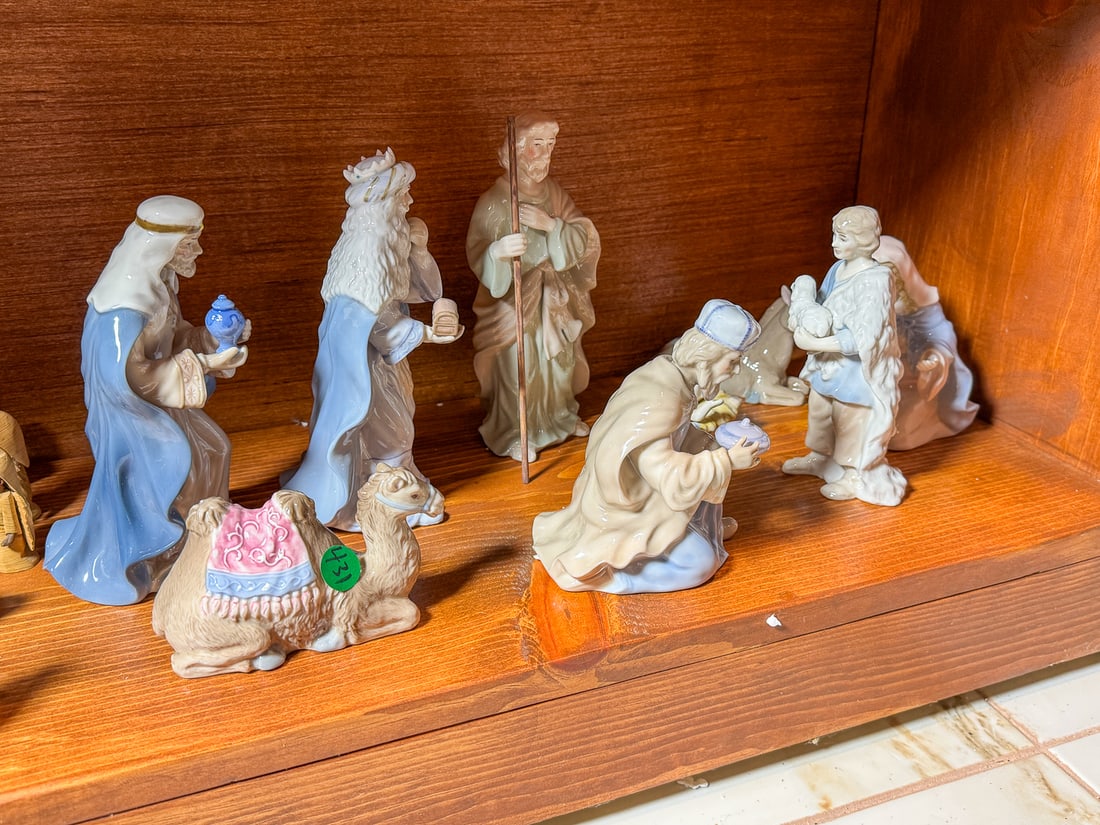 ROYAL DOULTON NATIVITY SET - 2